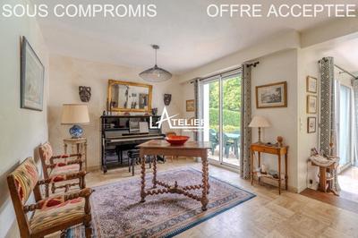 Maison - 230 m² - 8 pièces