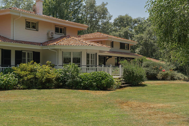 Maison - 220 m² - 8 pièces