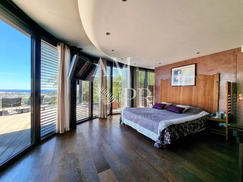 Villa - 301 m² - 8 pièces