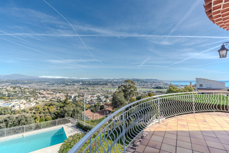 Maison - 182 m² - 8 pièces