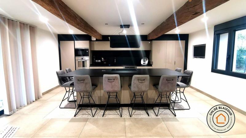 Maison - 290 m² - 9 pièces