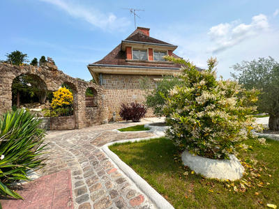 Propriété - 300 m² - 13 pièces