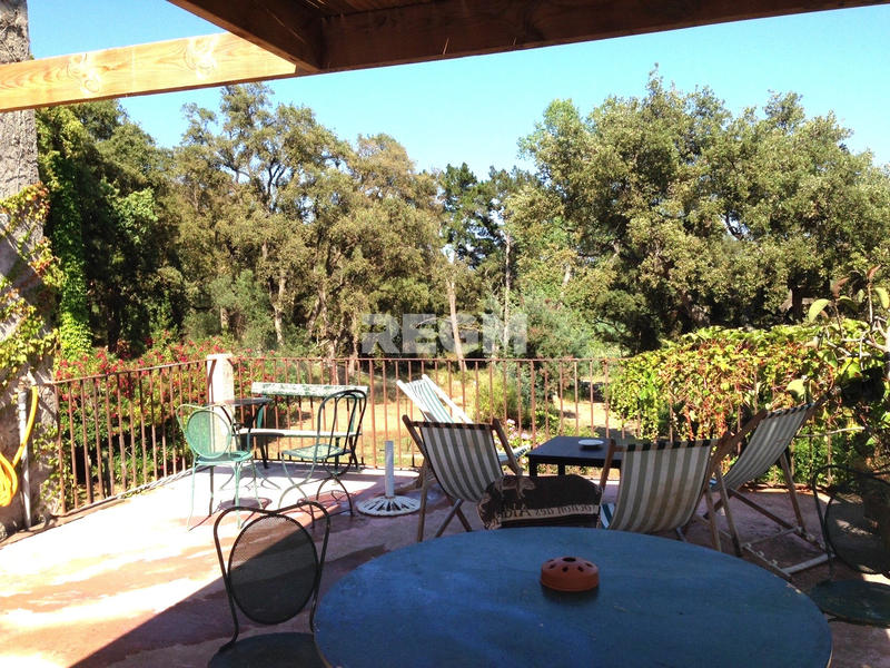 Maison - 750 m² - 6 pièces