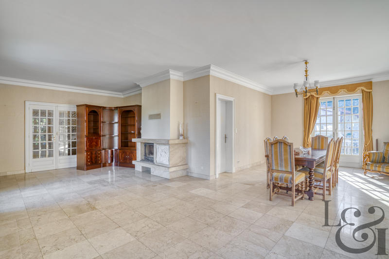 Maison - 330 m² - 9 pièces