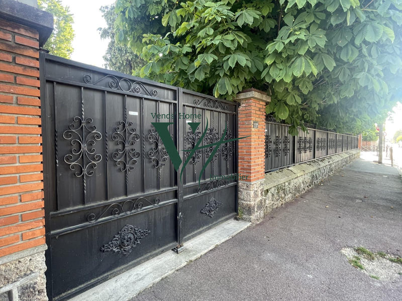 Maison traditionnelle - 147 m² - 9 pièces