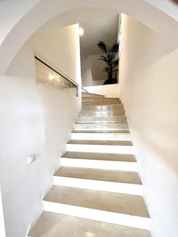 Maison - 475 m² - 8 pièces