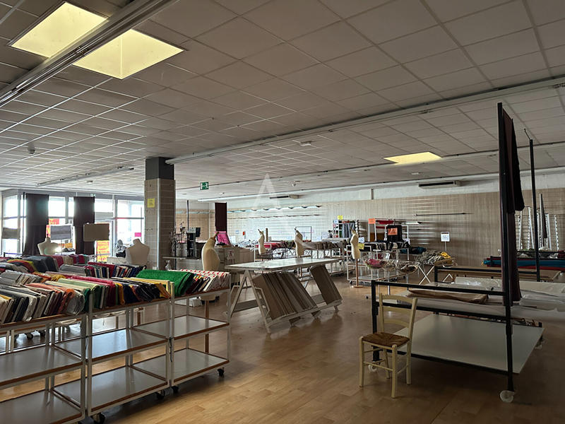 Local commercial - 666 m²