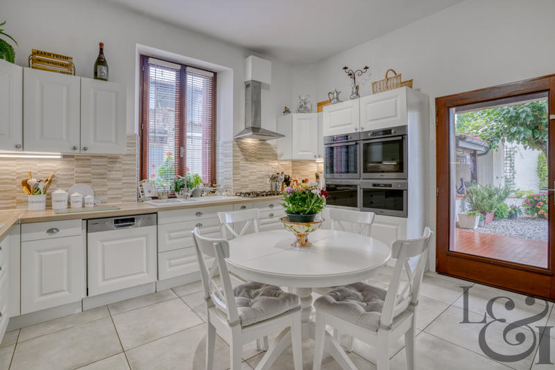 Maison - 275 m² - 8 pièces