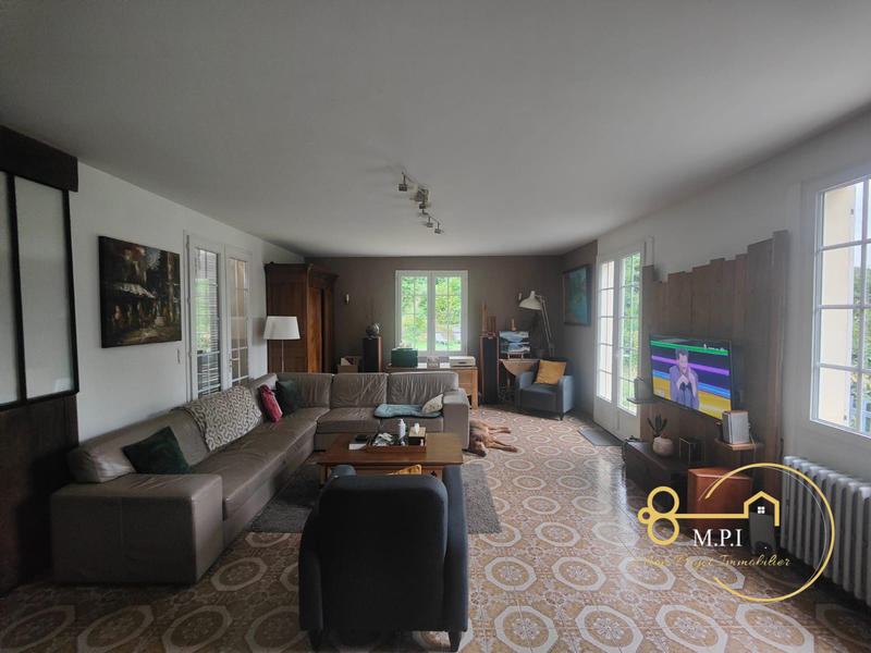 Maison traditionnelle - 210 m² - 8 pièces