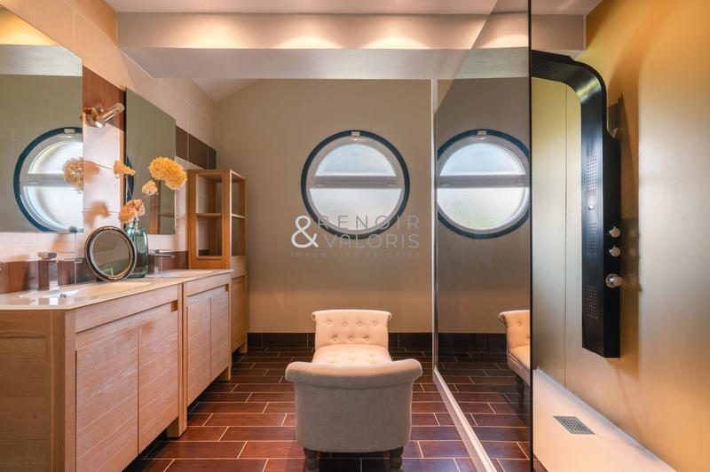 Maison - 270 m² - 7 pièces