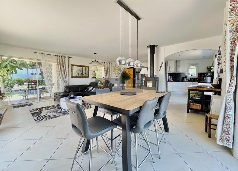 Maison - 220 m² - 6 pièces