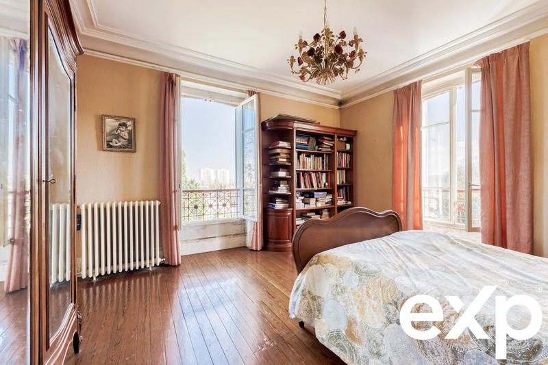 Maison - 246 m² - 10 pièces