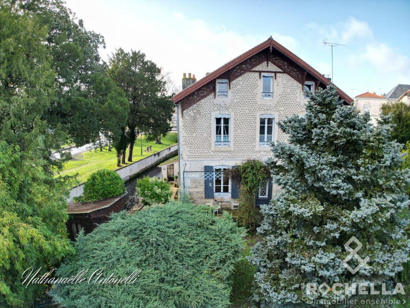 Maison ancienne - 256 m² - 8 pièces