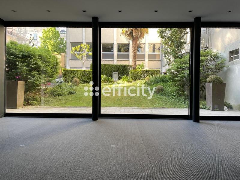 Maison - 392 m² - 10 pièces