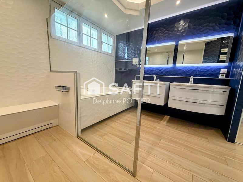 Maison - 232 m² - 8 pièces