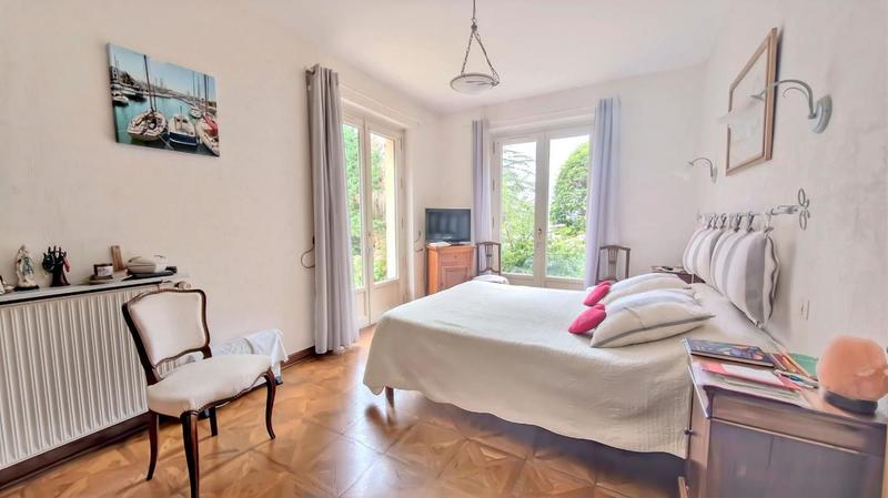 Maison - 250 m² - 8 pièces