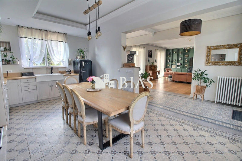 Maison - 250 m² - 10 pièces