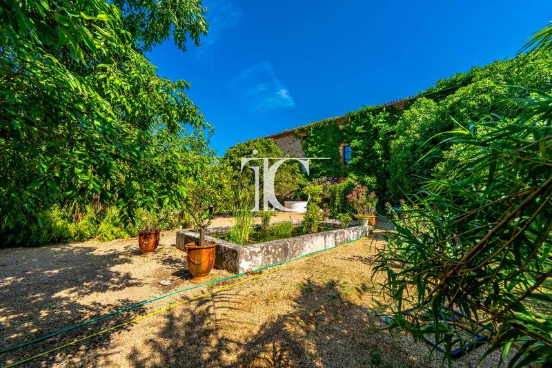 Mas - 466 m² - 13 pièces