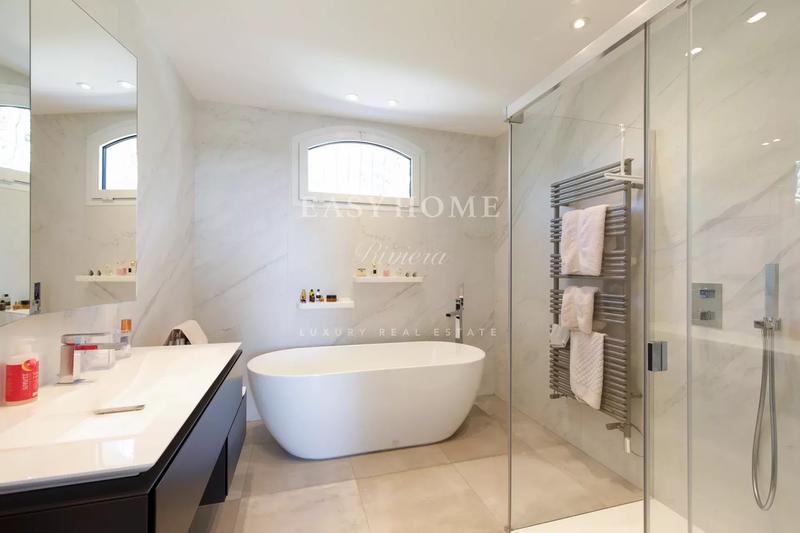 Maison - 300 m² - 8 pièces