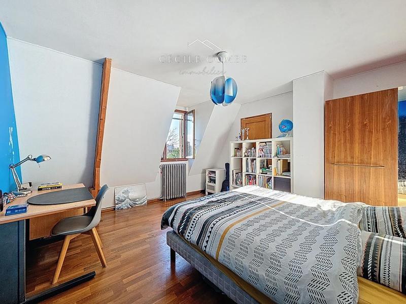 Pavillon - 180 m² - 7 pièces