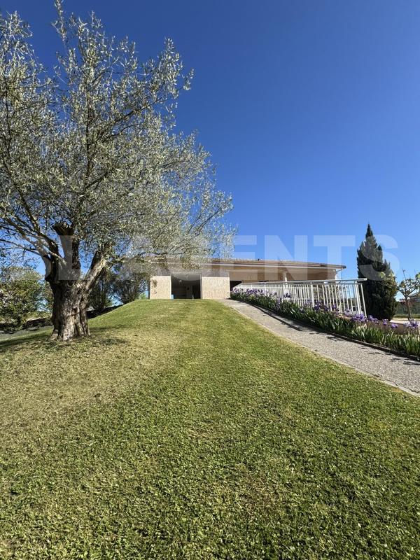 Propriété - 214 m² - 8 pièces