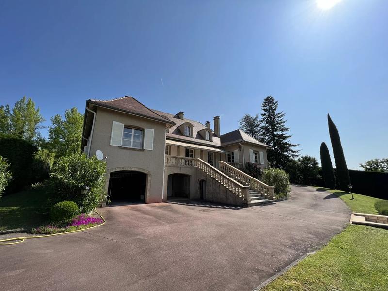 Maison - 380 m² - 9 pièces