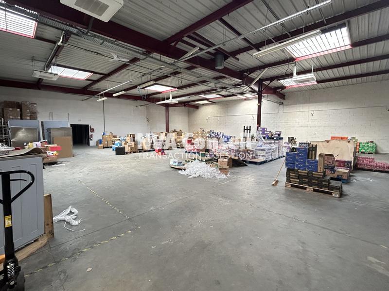 Entrepôt - 674 m²