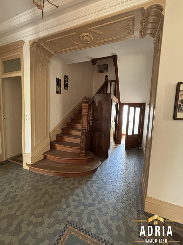 Maison - 323 m² - 10 pièces