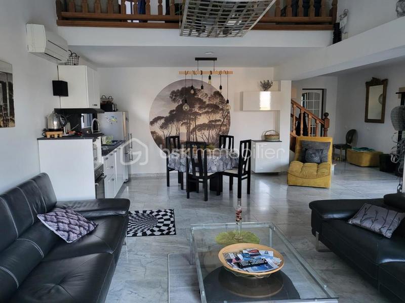 Propriété - 222 m² - 6 pièces