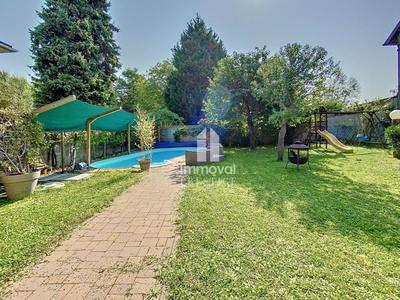 Maison - 207 m² - 8 pièces