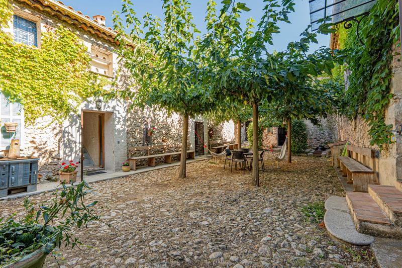 Maison - 343 m² - 12 pièces