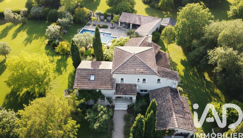 Maison - 218 m² - 7 pièces