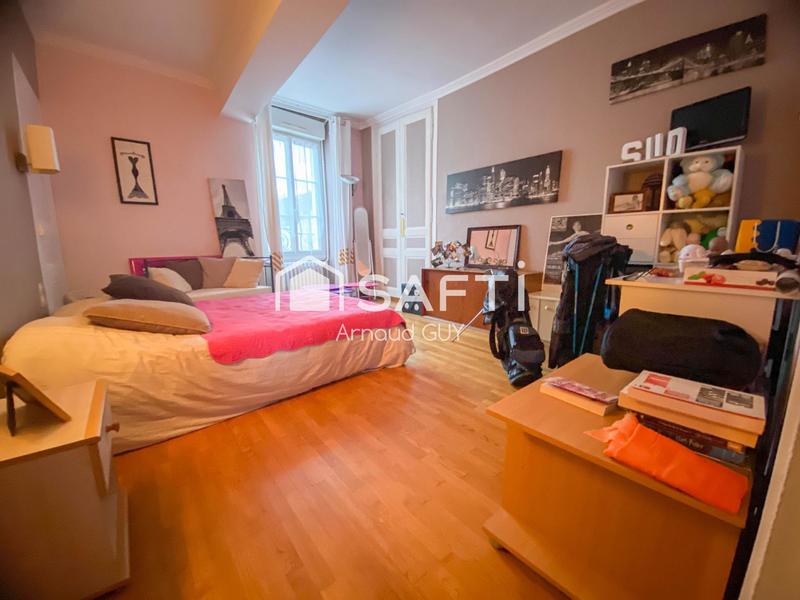 Maison - 330 m² - 11 pièces