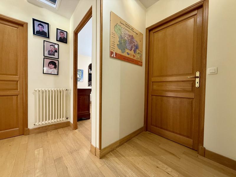 Maison - 245 m² - 8 pièces