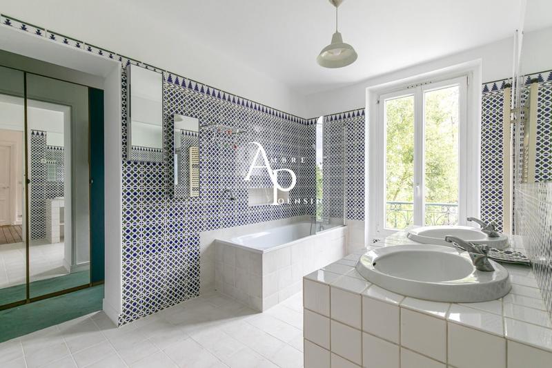 Maison - 247 m² - 10 pièces