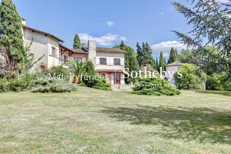 Maison - 242 m² - 6 pièces