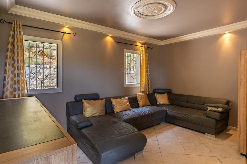 Propriété - 188 m² - 6 pièces