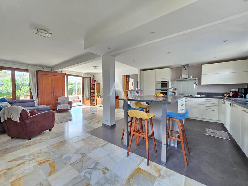 Maison - 225 m² - 8 pièces