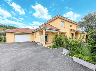 Maison traditionnelle - 187 m² - 7 pièces