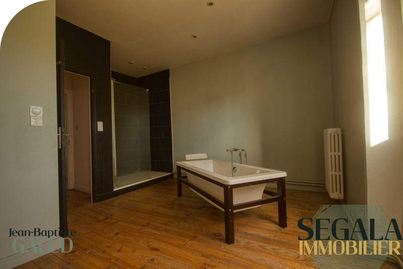 Maison - 230 m² - 8 pièces