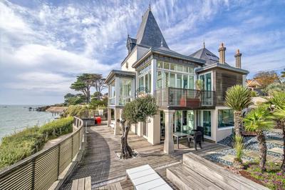 Villa - 270 m² - 6 pièces