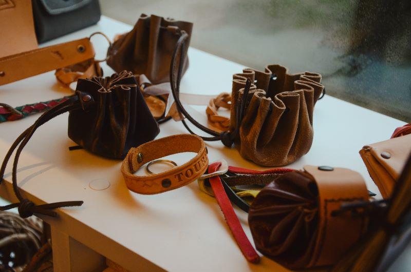 Atelier patrimoine (3-5 ans) : travail du cuir