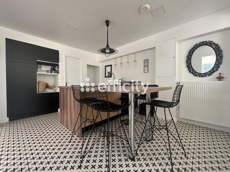 Maison traditionnelle - 270 m² - 9 pièces