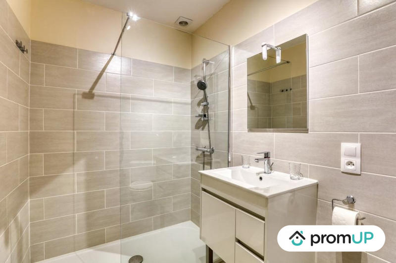 Local commercial - 1 097 m² - 22 pièces