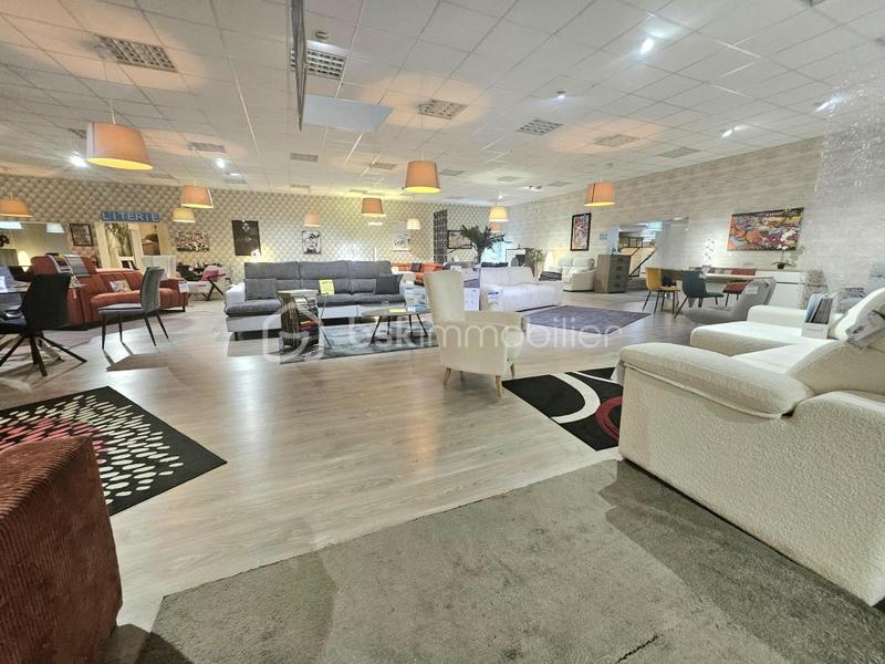 Local d'activité / Entrepôt - 1 930 m² - 5 pièces