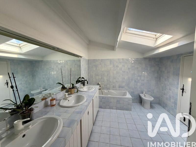 Maison - 220 m² - 6 pièces