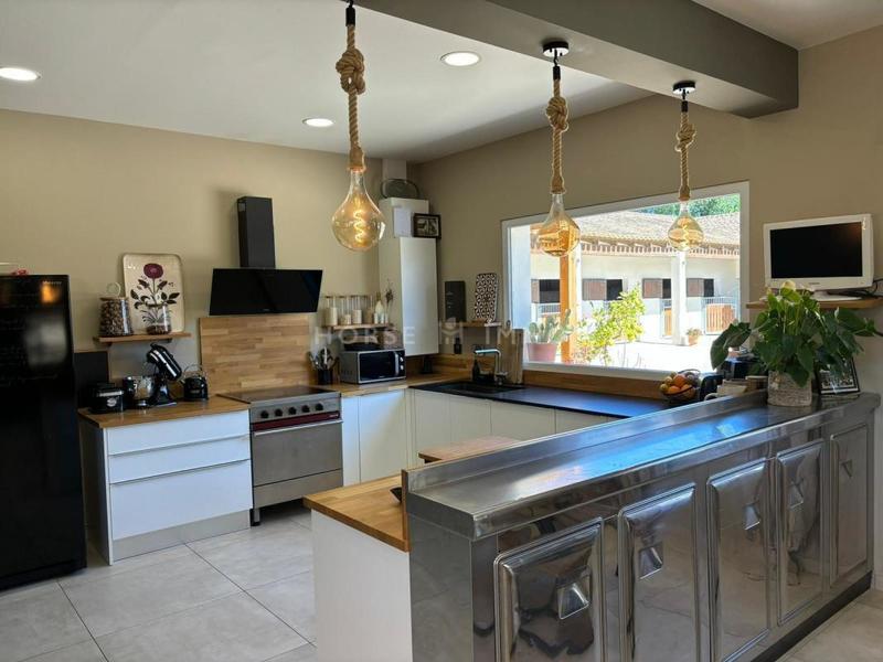 Maison - 220 m² - 6 pièces