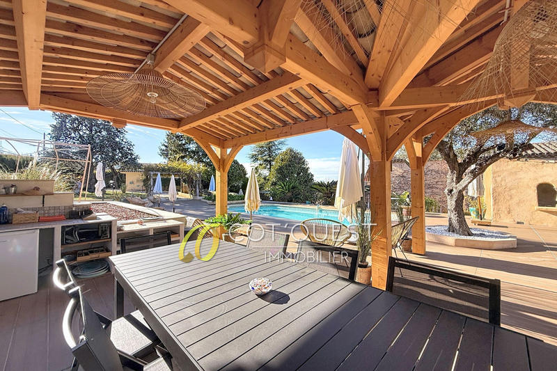 Maison - 305 m² - 7 pièces