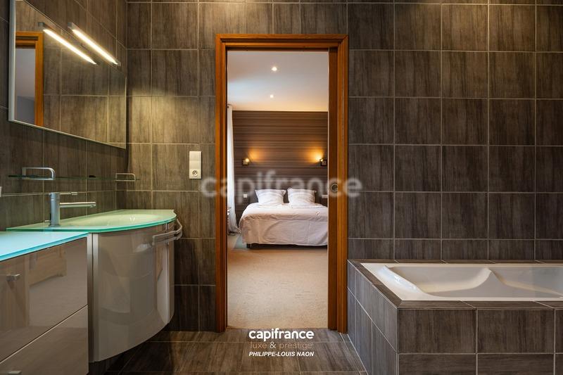 Maison - 233 m² - 7 pièces