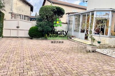 Maison - 220 m² - 6 pièces